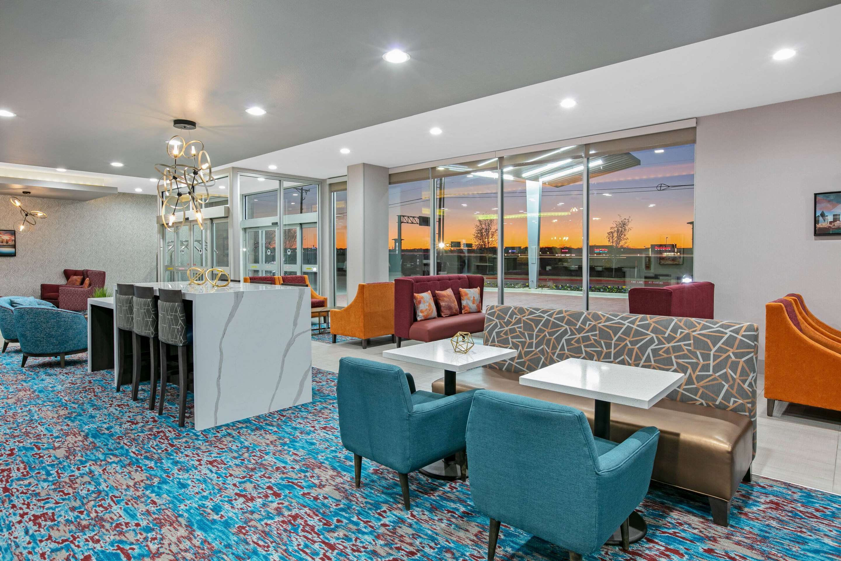 Lobby | La Quinta Inn & Suites DFW West-Glade-Parks
