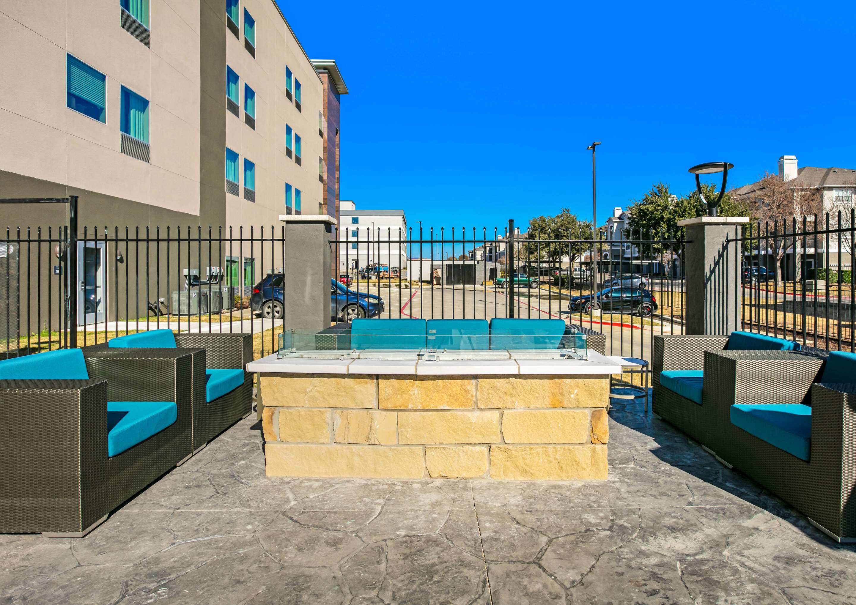 firepit | La Quinta Inn & Suites DFW West-Glade-Parks