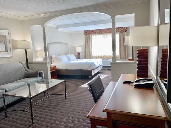 Suite - Best Western Springfield Hotel