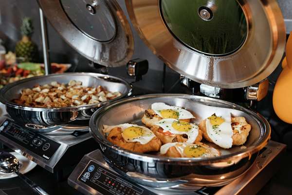 Restaurant - Revel Hotel Urbandale - I-35 & I-80, Exit 125