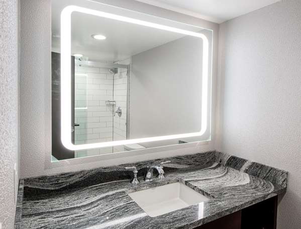  - DoubleTree by Hilton Hotel Penn Station Newark