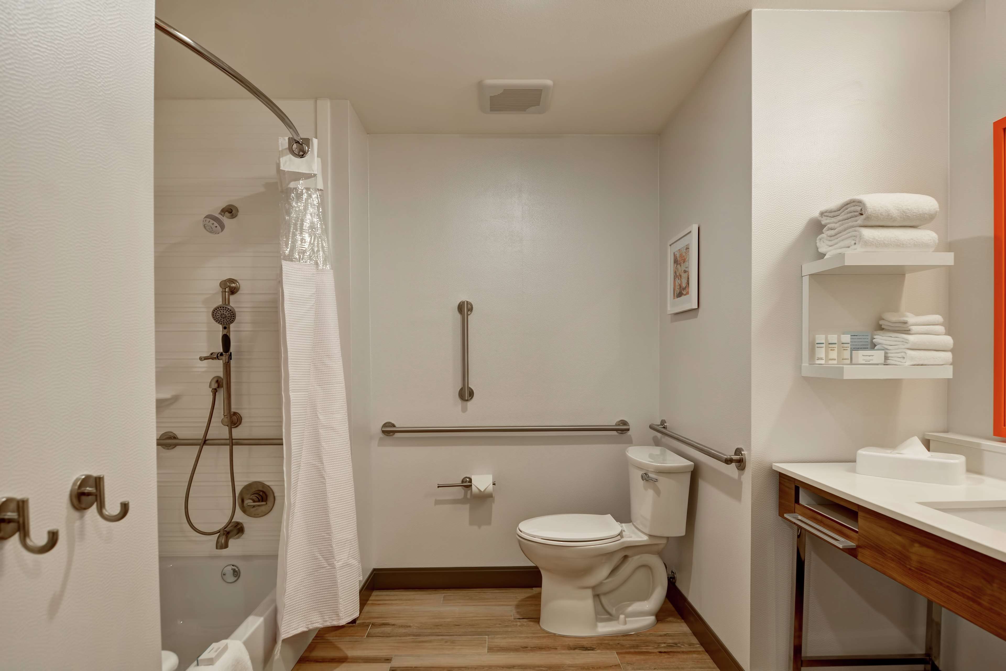 Hampton Inn & Suites Tucson Tech Park, AZ Room Type - 2 QNS ACCESSIBLE W TUB NS