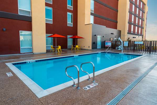 Pool - Home2 Suites by Hilton Bakersfield
