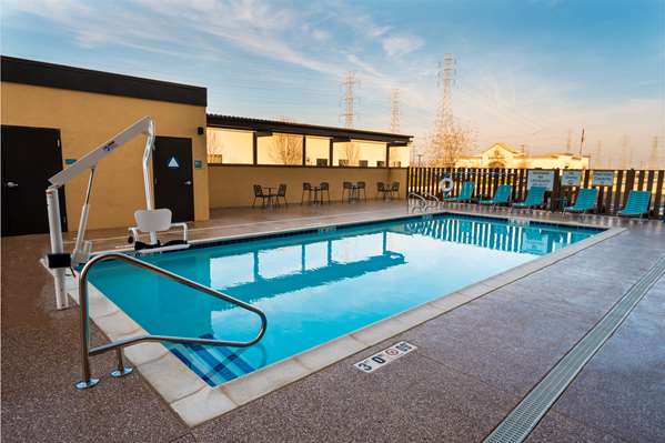 Pool - Home2 Suites by Hilton Bakersfield