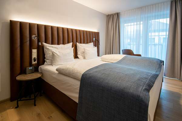 1 King Bed, Comfort Room, Coffee Maker, Wi-Fi, Safe, Desk, Full Breakfast