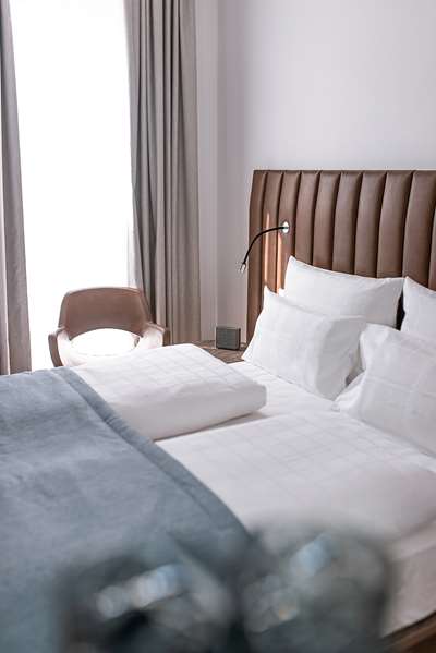 1 Queen Bed, Standard Room, Coffee Maker, Wi-Fi, Safe, Desk, Full Breakfast