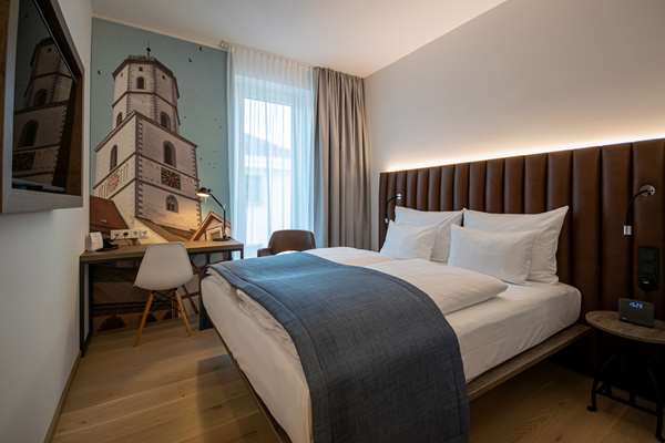 1 Queen Bed, Standard Room, Coffee Maker, Wi-Fi, Safe, Desk, Full Breakfast