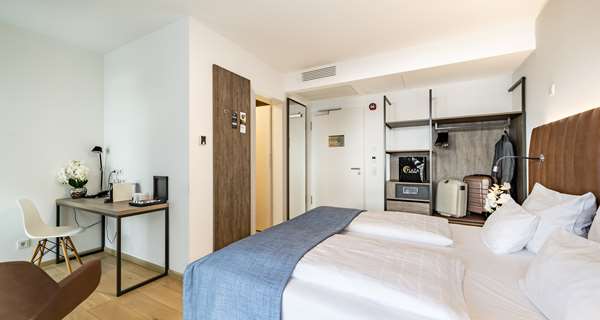 1 King Bed, Comfort Room, Coffee Maker, Wi-Fi, Safe, Desk, Full Breakfast