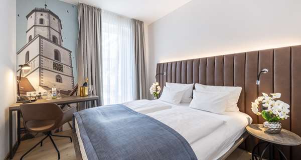 1 Queen Bed, Standard Room, Coffee Maker, Wi-Fi, Safe, Desk, Full Breakfast
