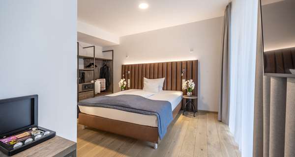 1 King Bed, Comfort Room, Coffee Maker, Wi-Fi, Safe, Desk, Full Breakfast