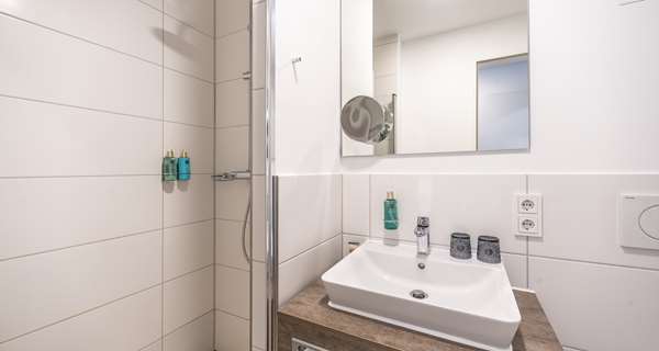 1 Queen Bed, Standard Room, Coffee Maker, Wi-Fi, Safe, Desk, Full Breakfast