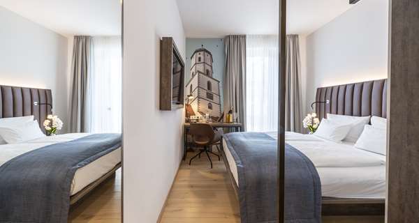 1 Queen Bed, Standard Room, Coffee Maker, Wi-Fi, Safe, Desk, Full Breakfast