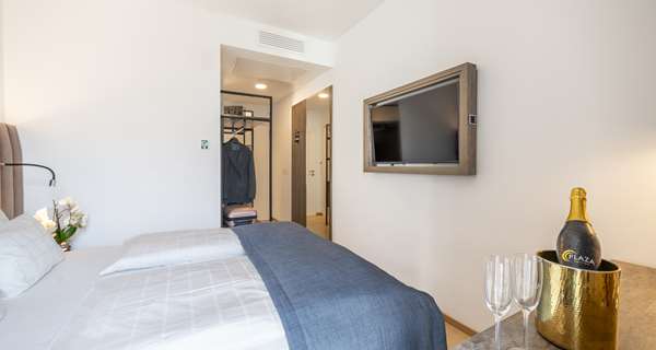 1 Queen Bed, Standard Room, Coffee Maker, Wi-Fi, Safe, Desk, Full Breakfast
