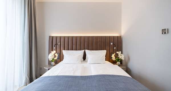 1 Queen Bed, Standard Room, Coffee Maker, Wi-Fi, Safe, Desk, Full Breakfast
