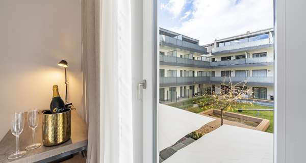 1 Queen Bed, Standard Room, Coffee Maker, Wi-Fi, Safe, Desk, Full Breakfast