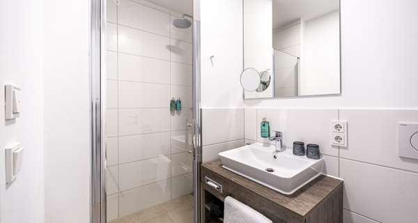 1 Queen Bed, Standard Room, Coffee Maker, Wi-Fi, Safe, Desk, Full Breakfast