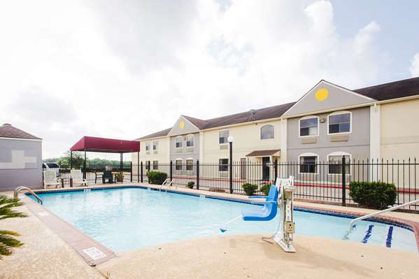 Pool - Days Inn Rosenberg - I-69, Exit 97
