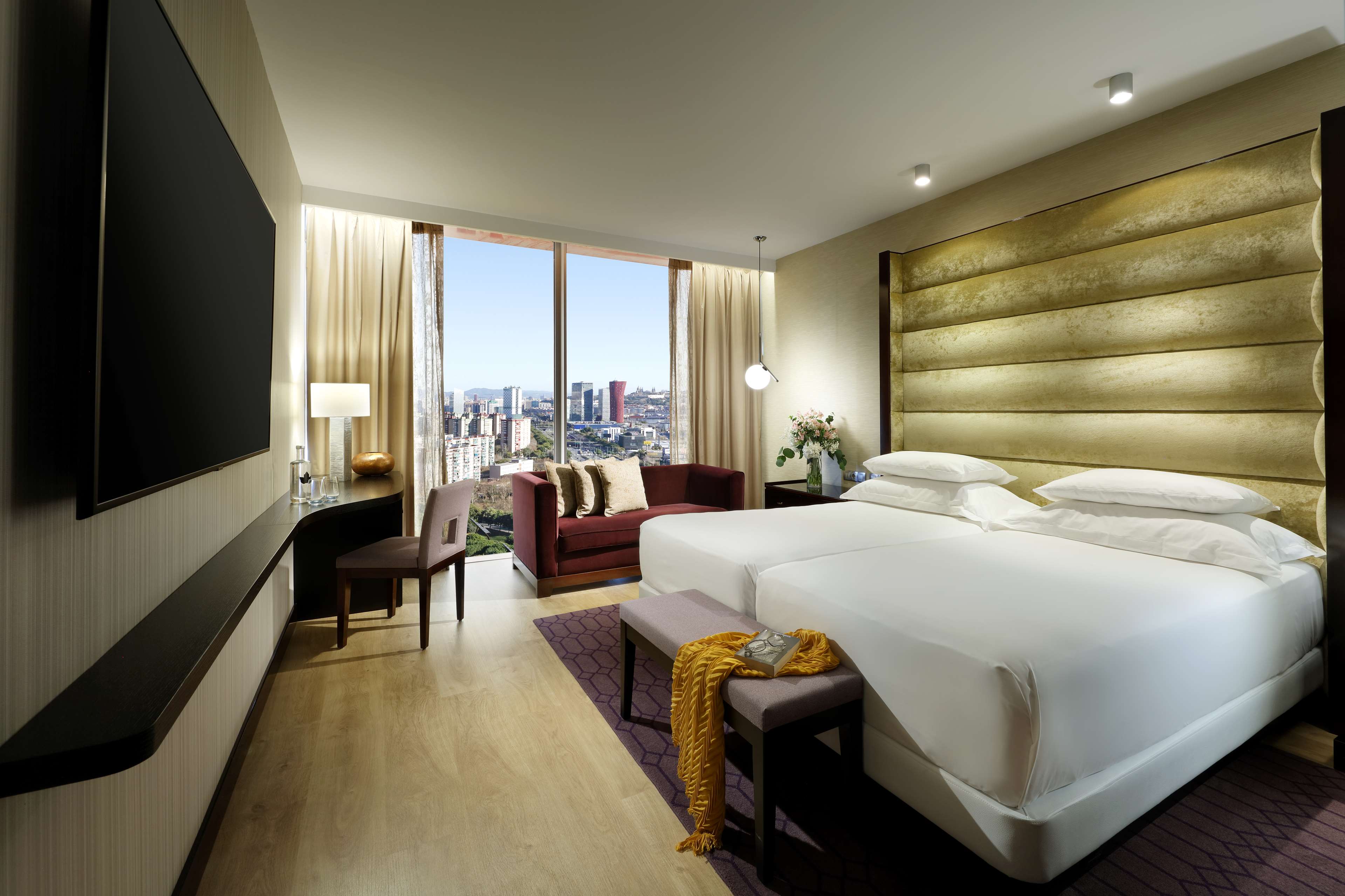 Hyatt Regency Barcelona Tower Room Type - Twin Bed High Floor Deluxe City View Club Access