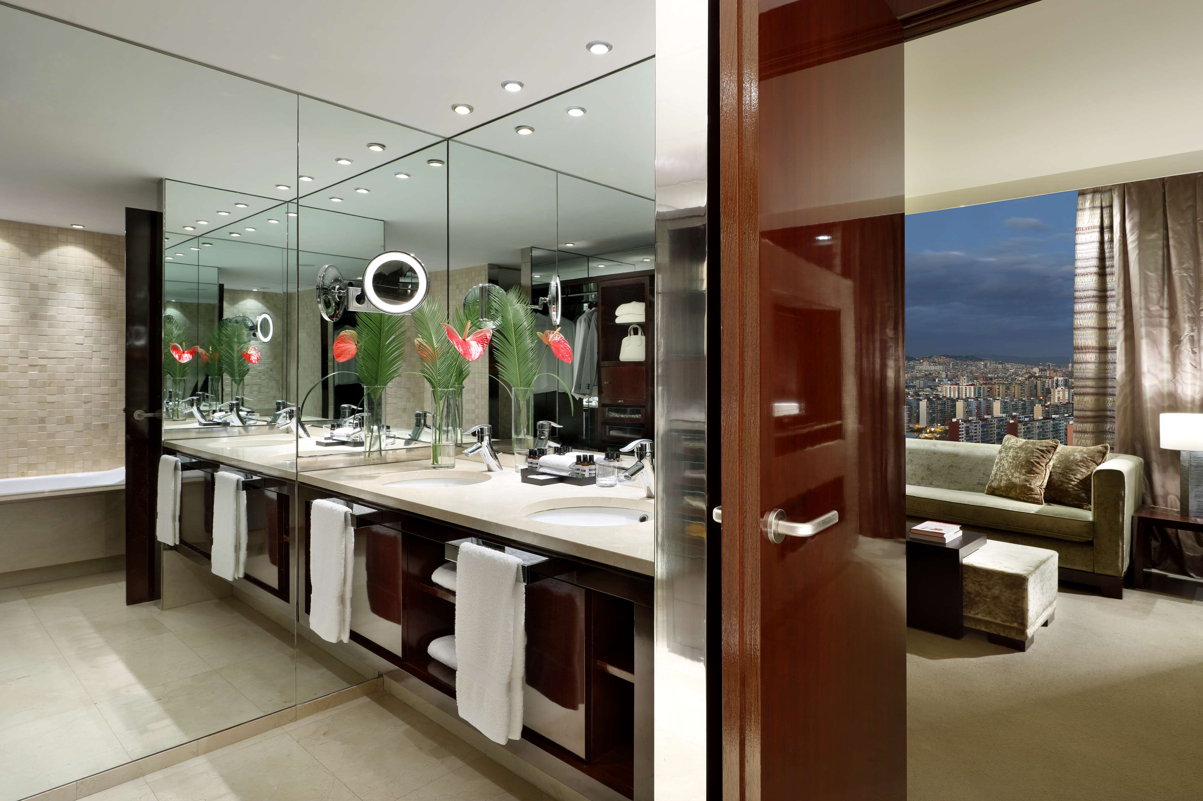 Hyatt Regency Barcelona Tower Room Type - Regency Suites King High Floor Deluxe