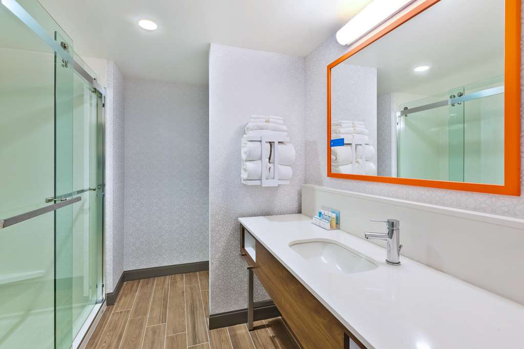 Hampton Inn by Hilton Cape Cod Canal Room Type - 1 KNG HR ACC FRG MIC SB NS