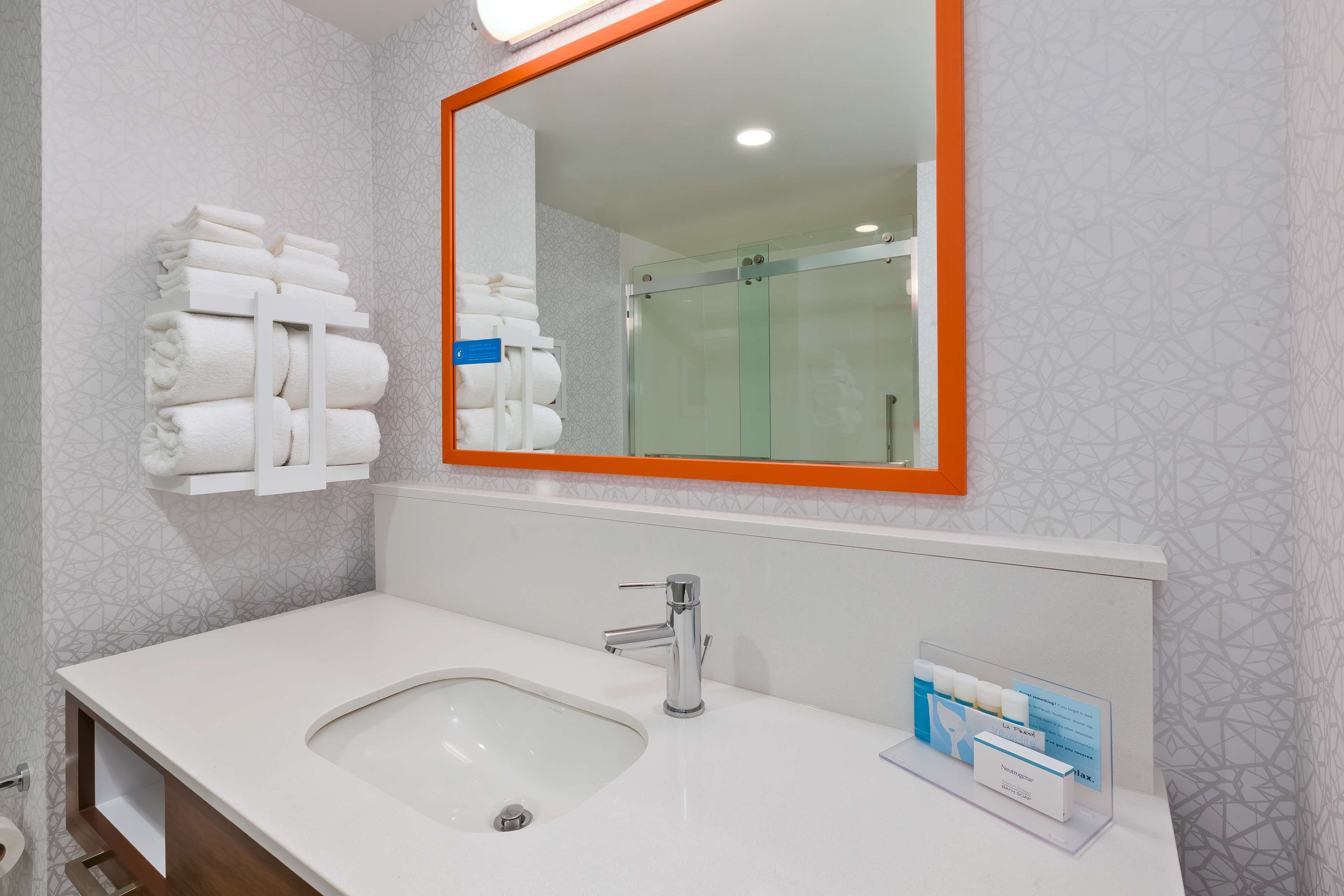 Hampton Inn by Hilton Cape Cod Canal Room Type - 2 QUEENS W/MICRO/FRDGE NS