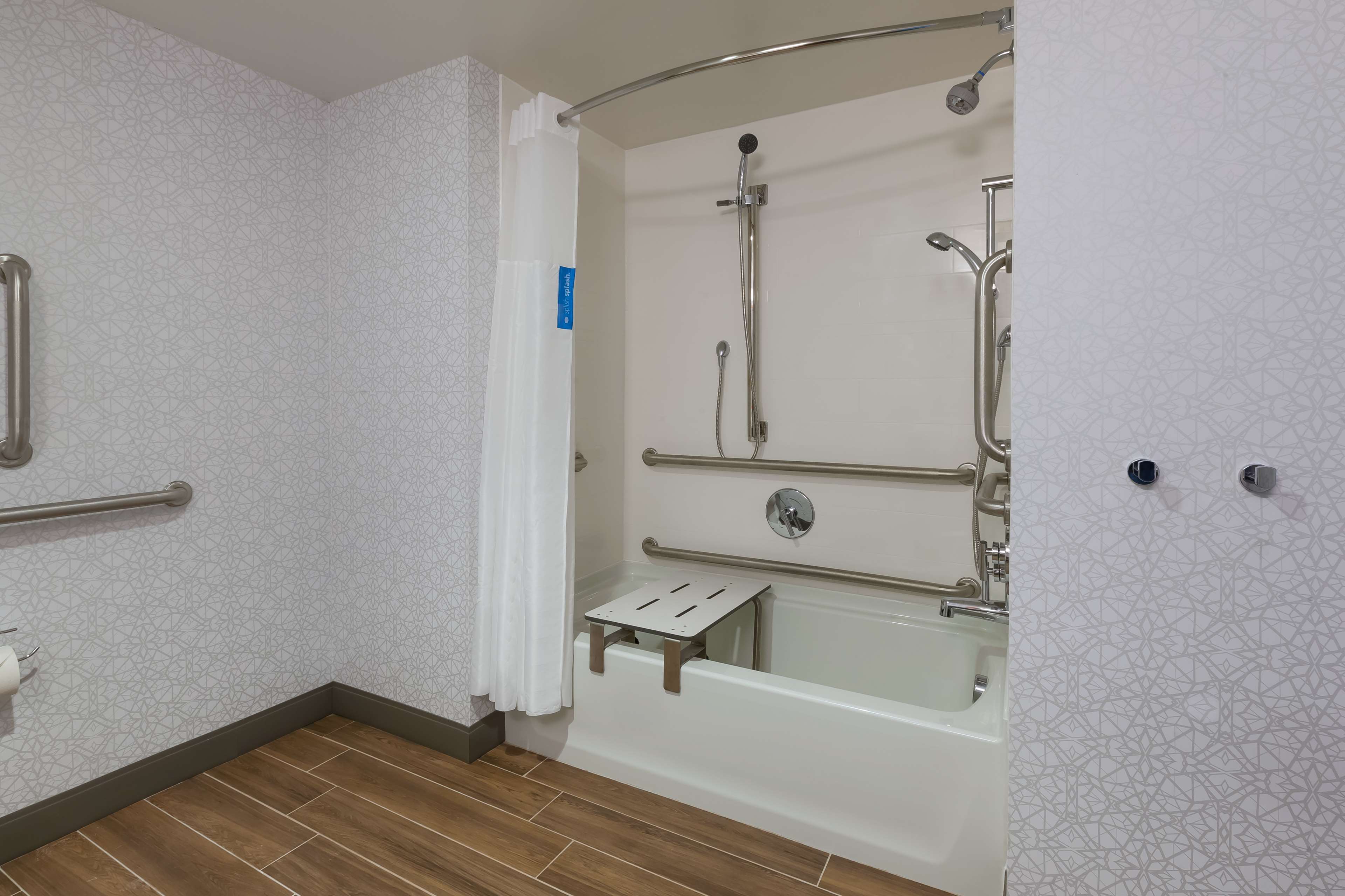 Hampton Inn by Hilton Cape Cod Canal Room Type - 2QN MOB/HEARING ACC TUB NS