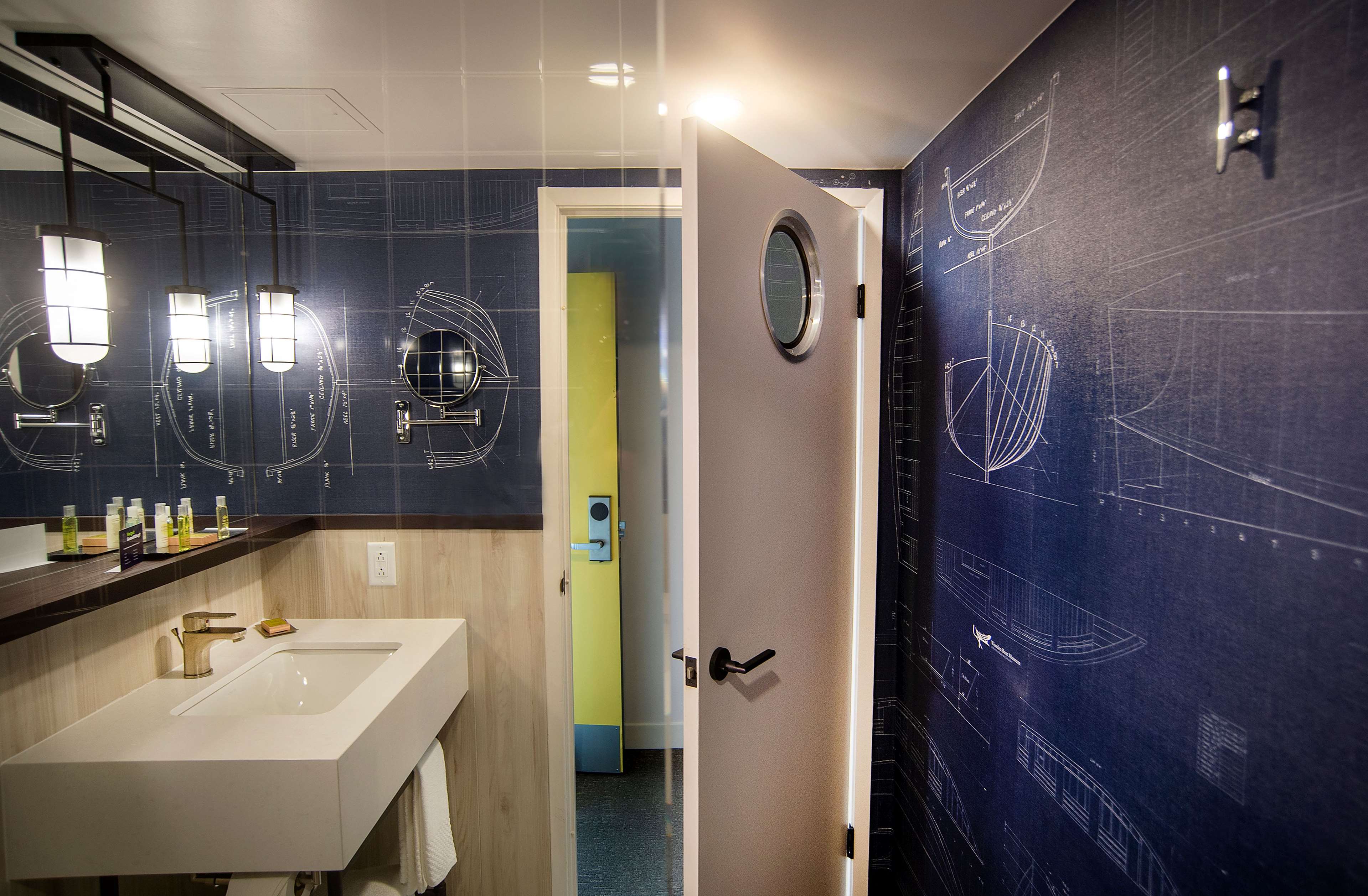 DoubleTree by Hilton St. John's Harbourview Room Type - 1 KING HEAR MOB ACC W TUB