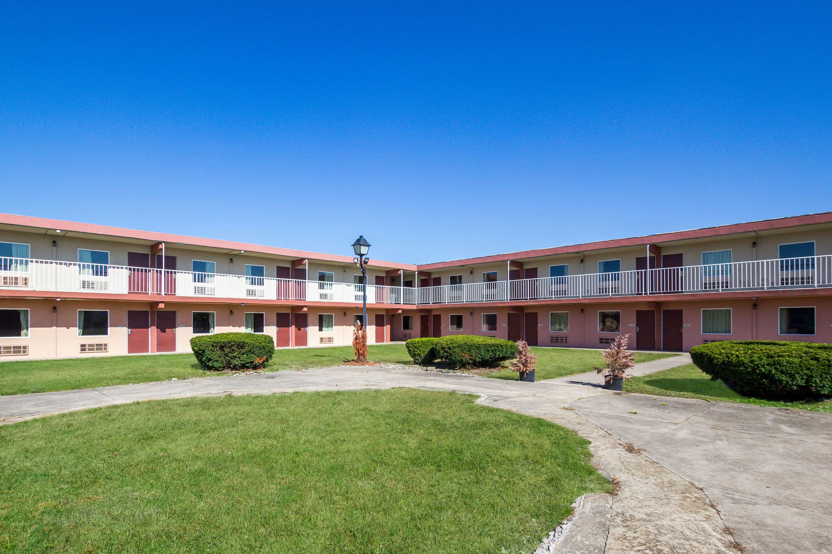 Hotel exterior | Econo Lodge
