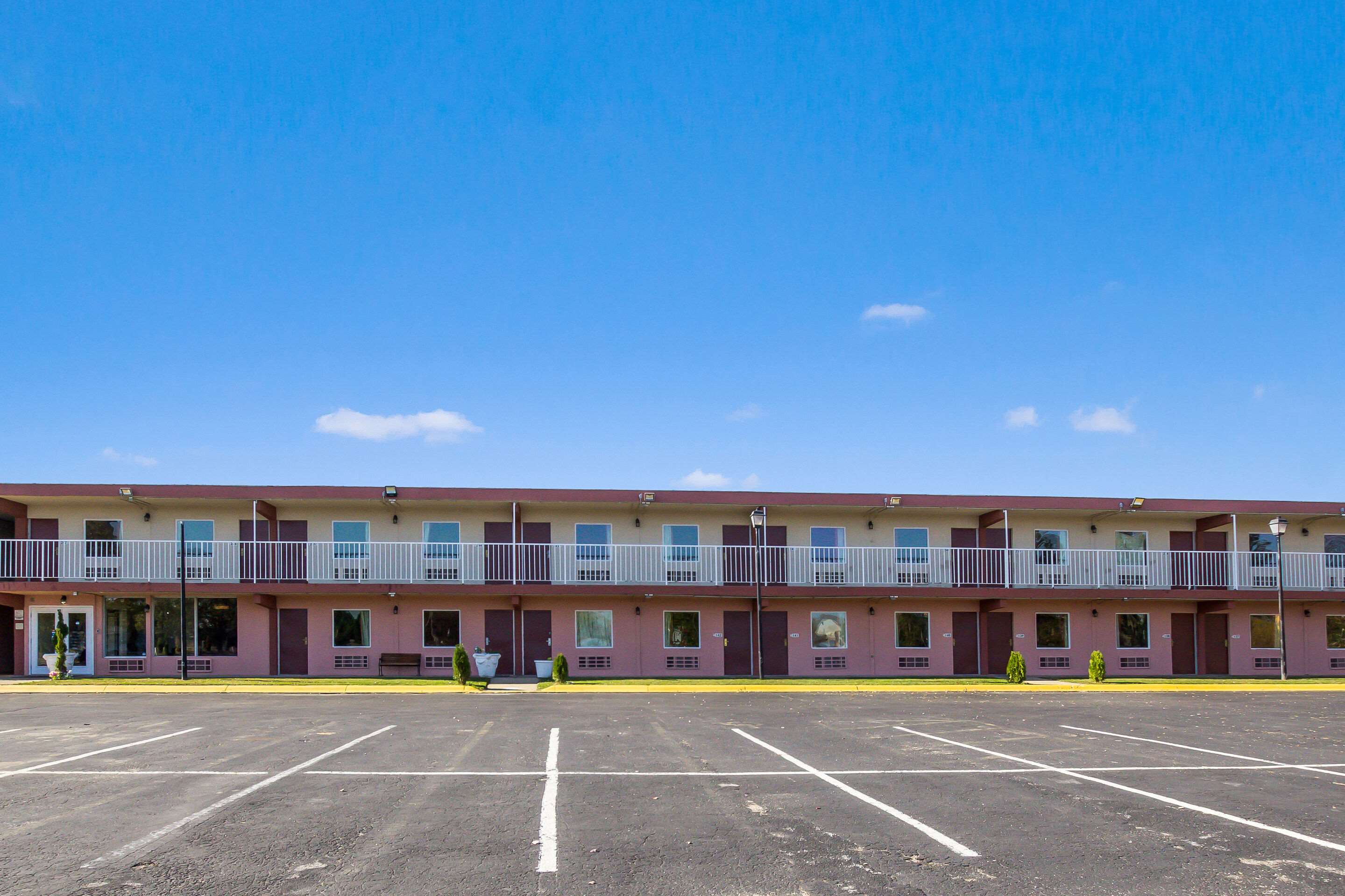 Hotel exterior | Econo Lodge