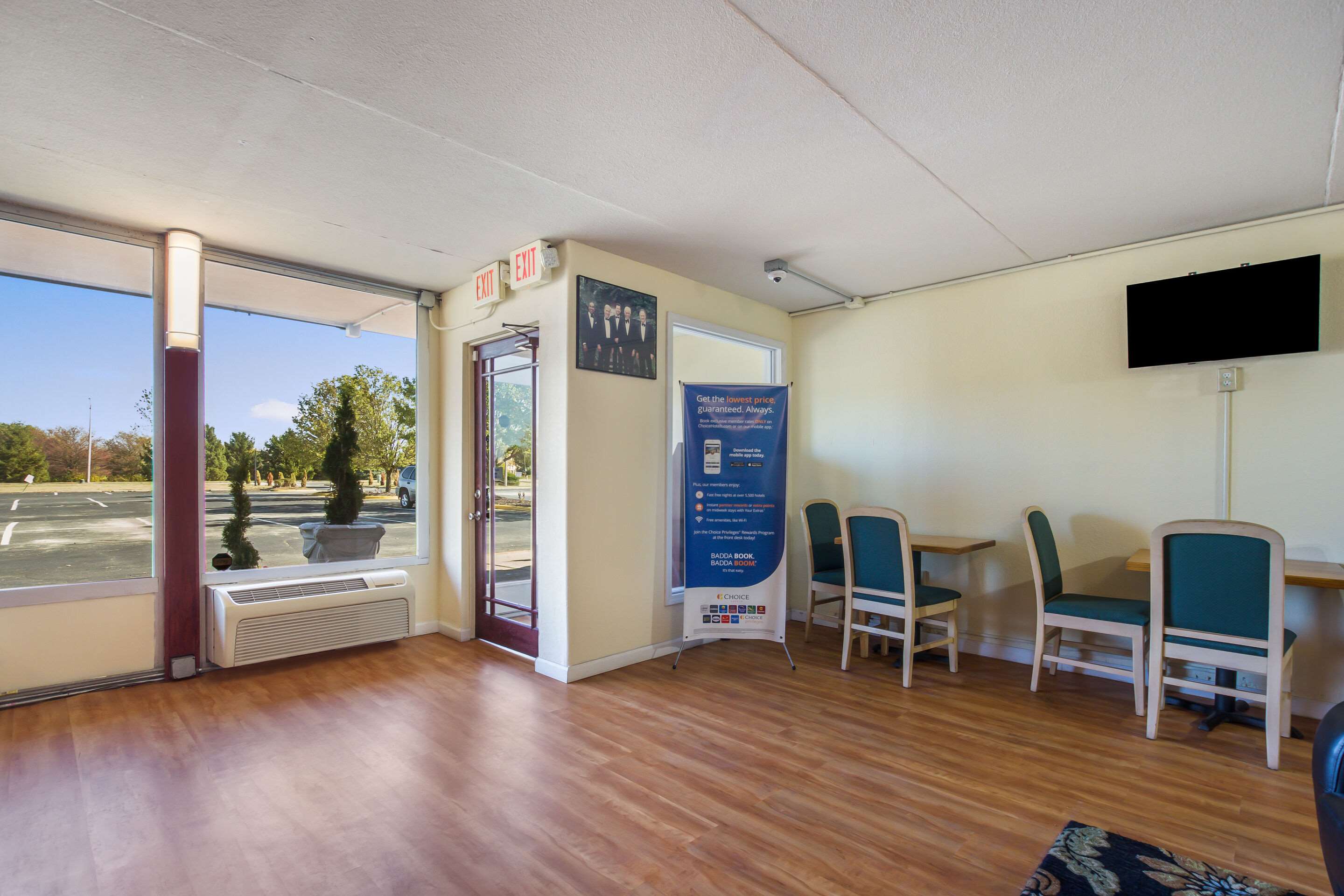 Spacious lobby | Econo Lodge