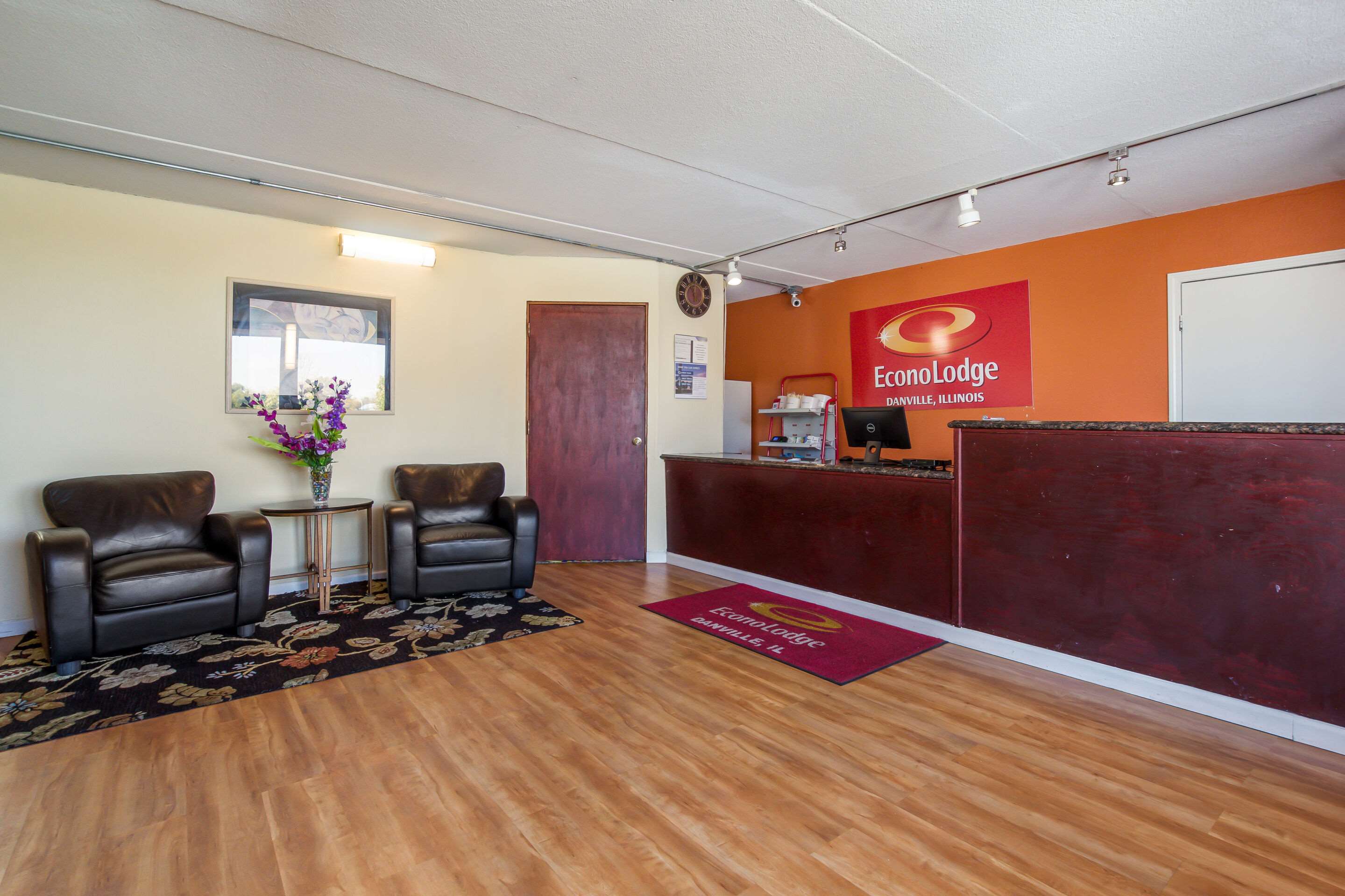 Lobby with sitting area | Econo Lodge