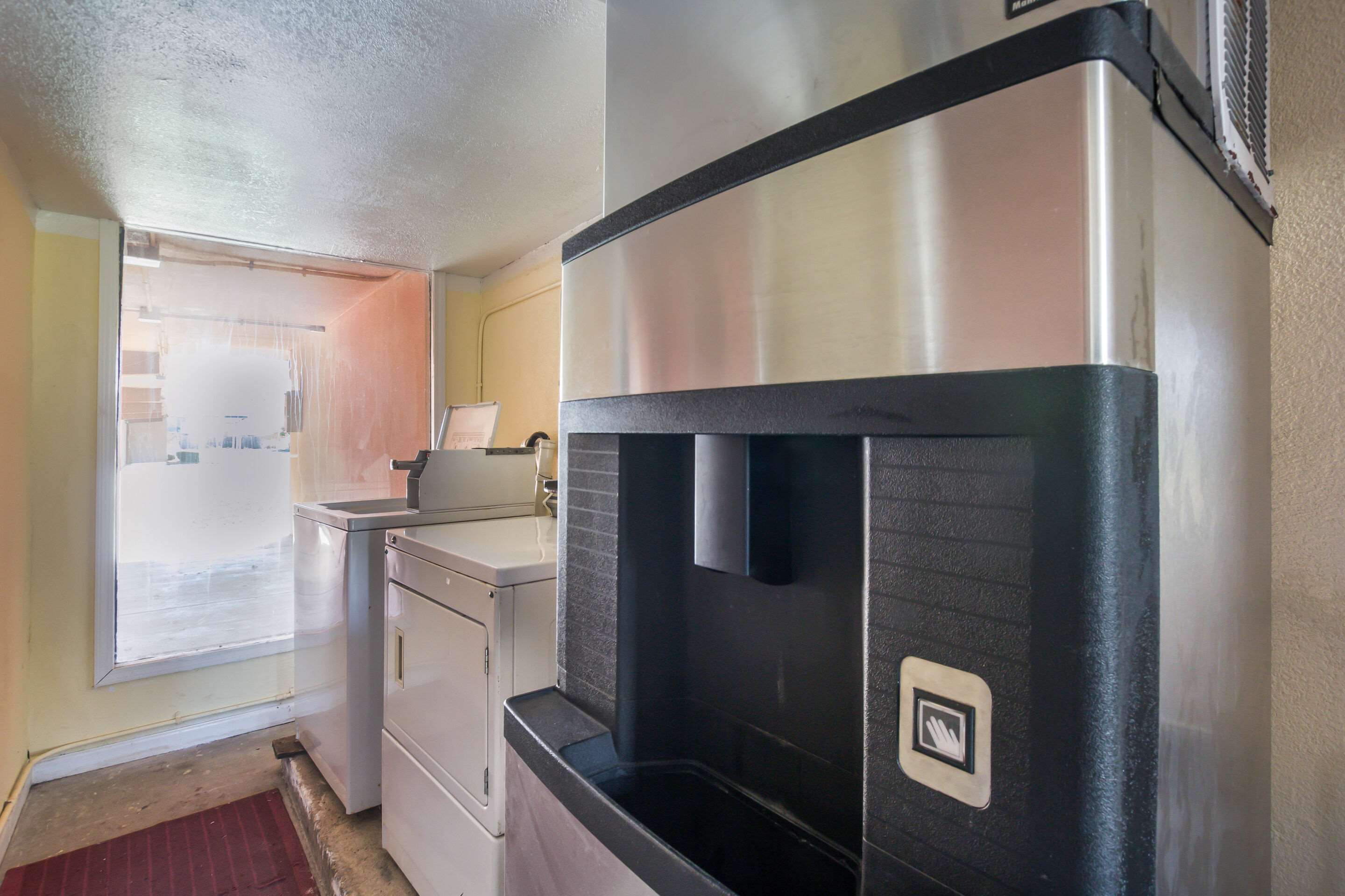 Hotel vending area | Econo Lodge