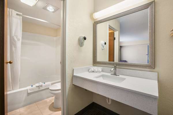 - Rodeway Inn & Suites Mackinaw City - I-85, Exit 339