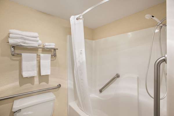  - Rodeway Inn & Suites Mackinaw City - I-85, Exit 339