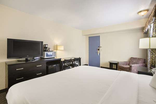  - Rodeway Inn & Suites Mackinaw City - I-85, Exit 339