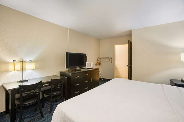  - Rodeway Inn & Suites Mackinaw City - I-85, Exit 339