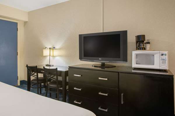  - Rodeway Inn & Suites Mackinaw City - I-85, Exit 339