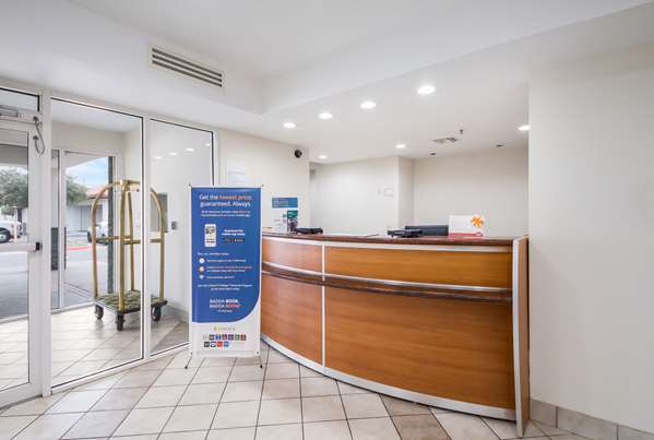  - Econo Lodge I-83 South Laredo