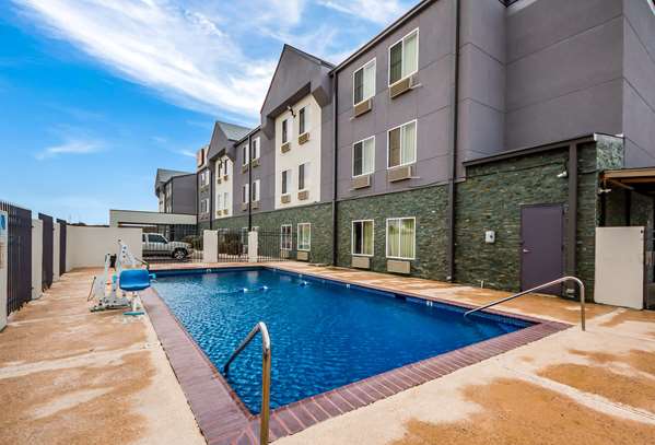 Pool - Econo Lodge I-83 South Laredo