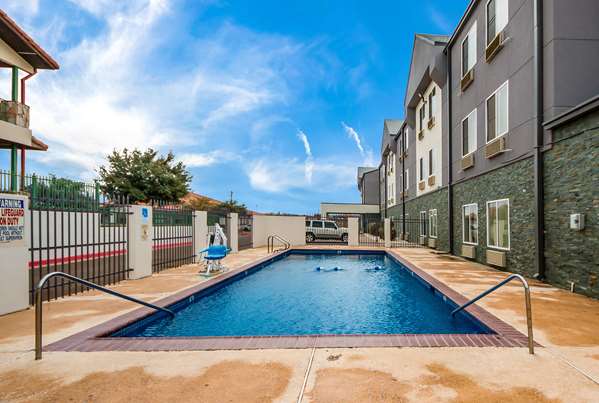 Pool - Econo Lodge I-83 South Laredo