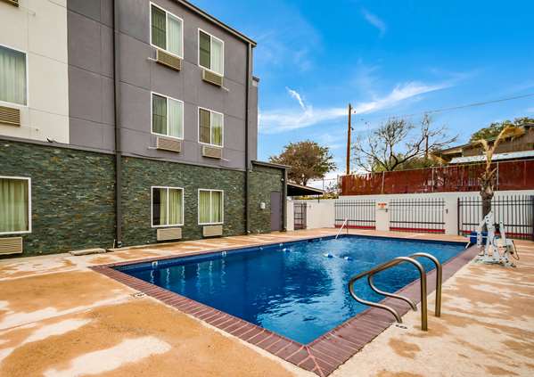 Pool - Econo Lodge I-83 South Laredo