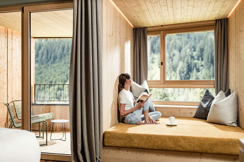 FALKENSTEINER ALPENRESIDENZ ANTHOLZ-guestroom-Guest Room,On-Site.jpg
