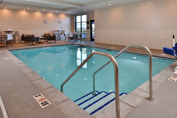 Pool - Hampton Inn Downtown Cedar Falls
