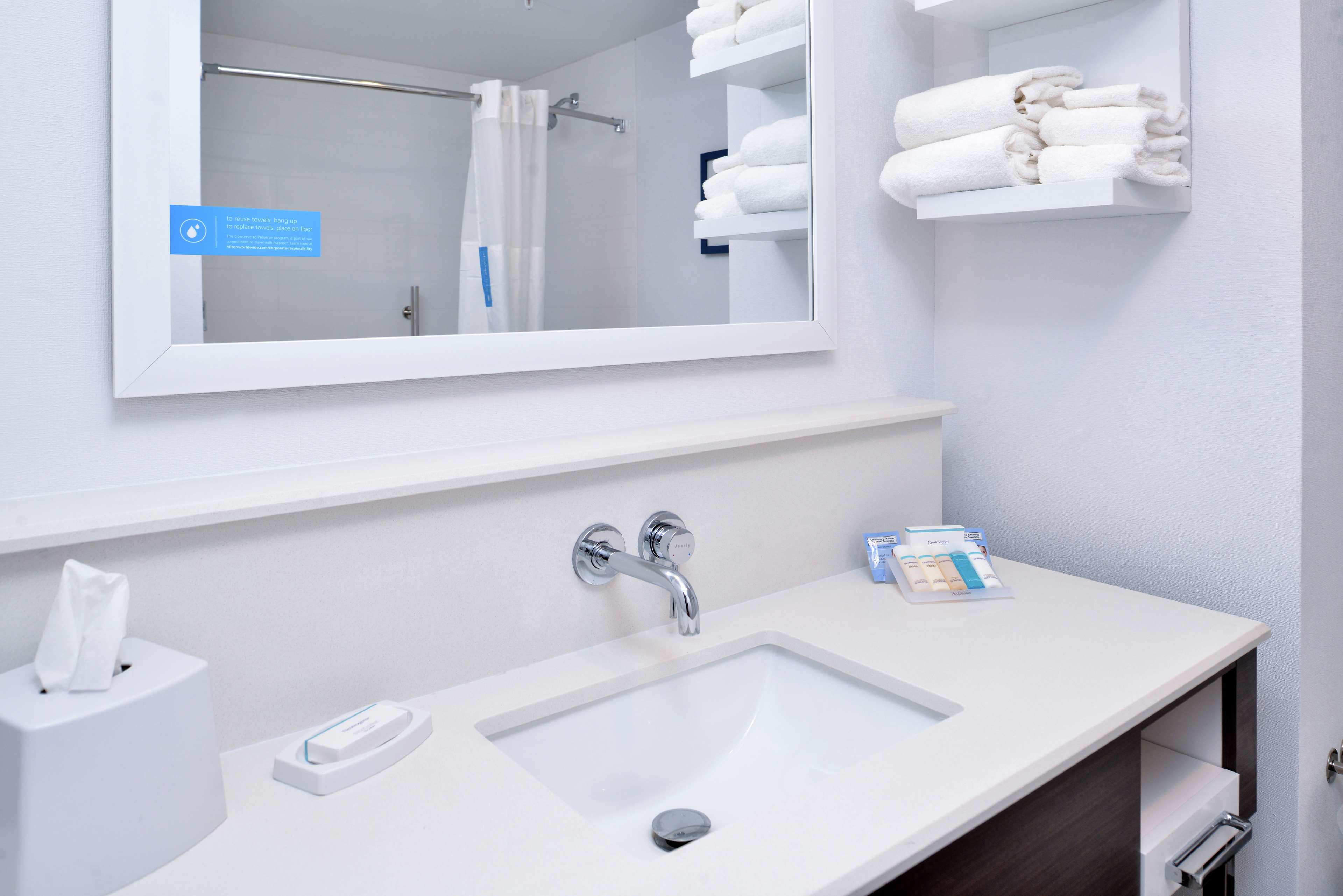 Hampton Inn by Hilton Cedar Falls Downtown Room Type - 2QN ACCESSIBLE TUB NS