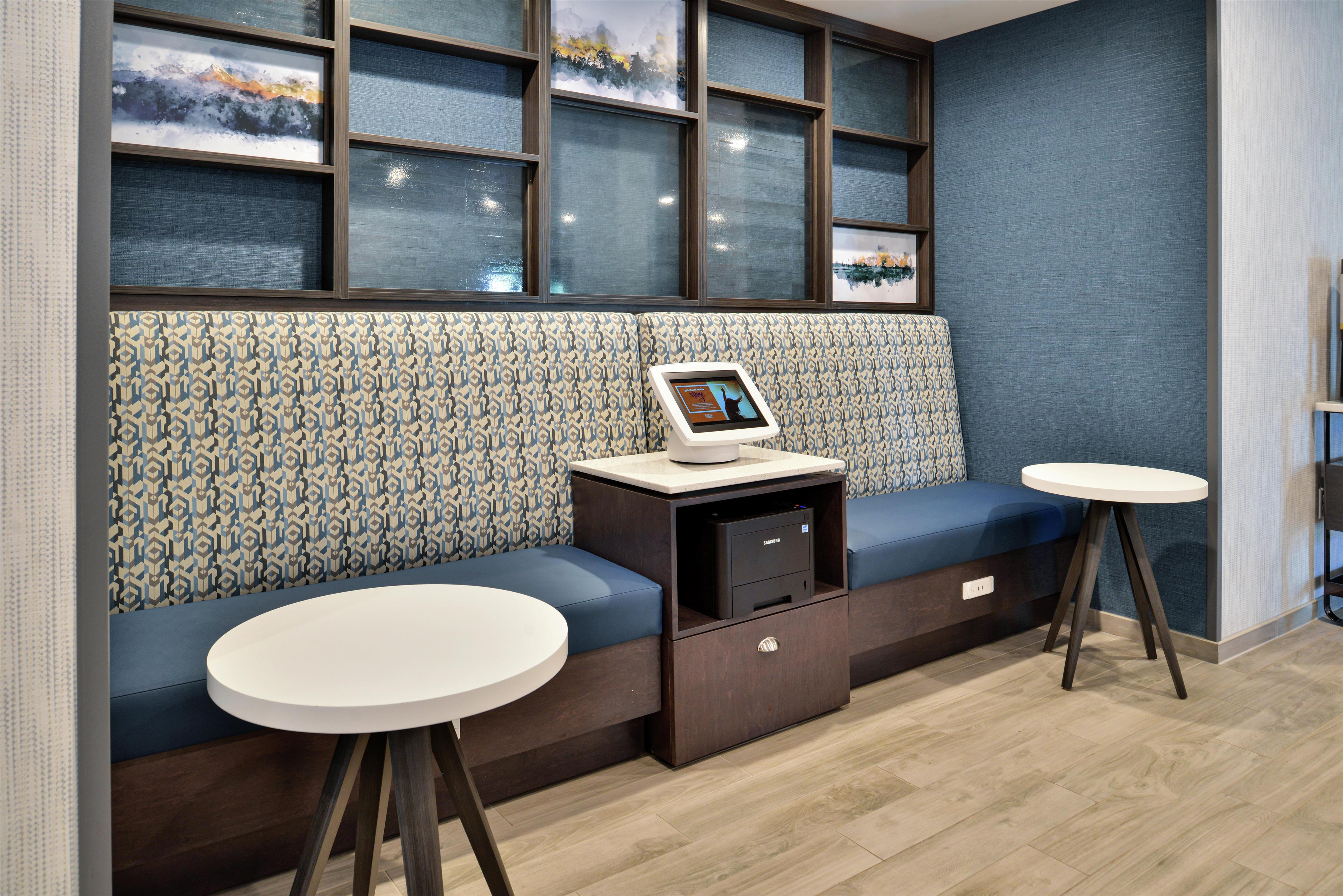 Lobby | Hampton Inn Cedar Falls Downtown