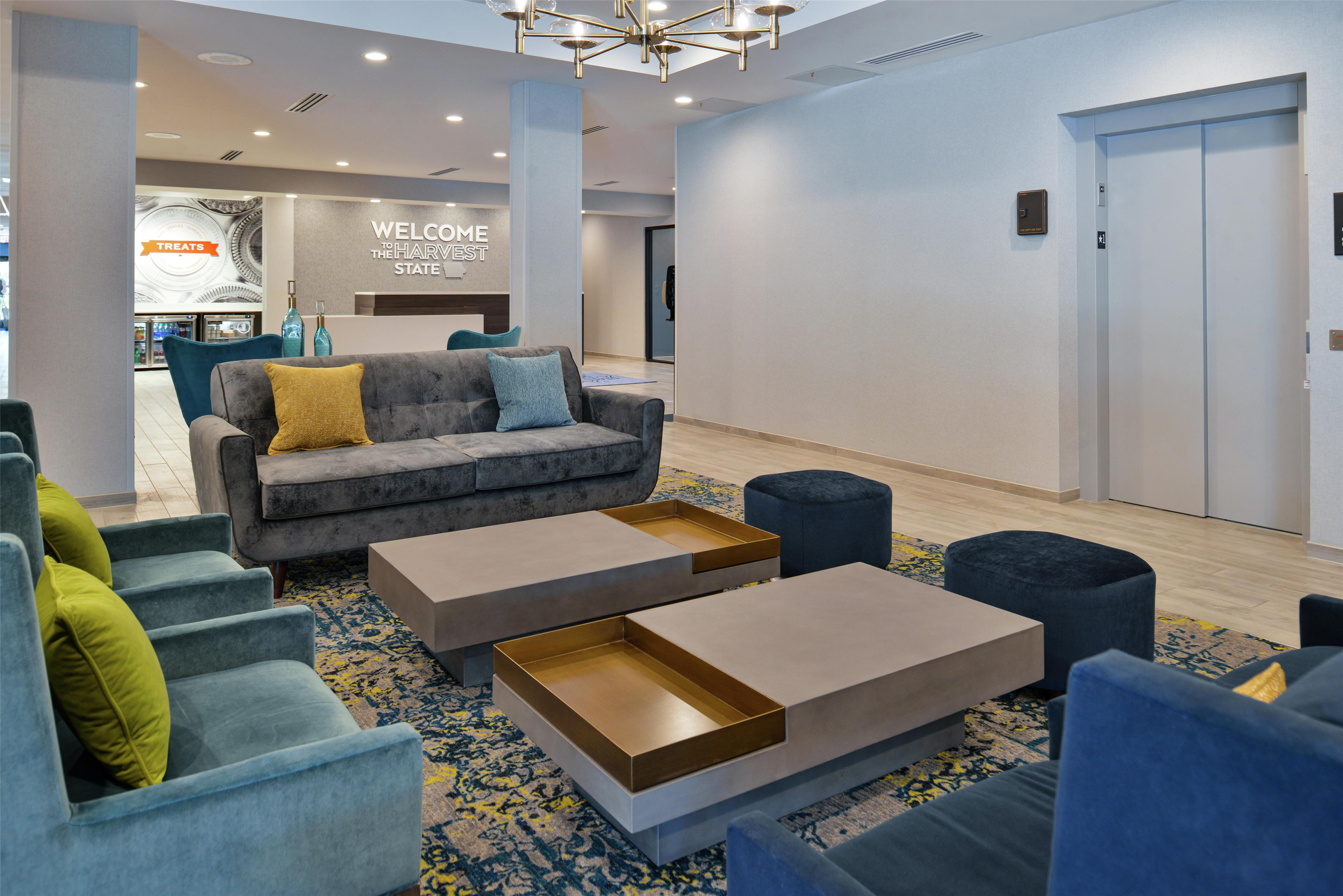 Lobby | Hampton Inn Cedar Falls Downtown