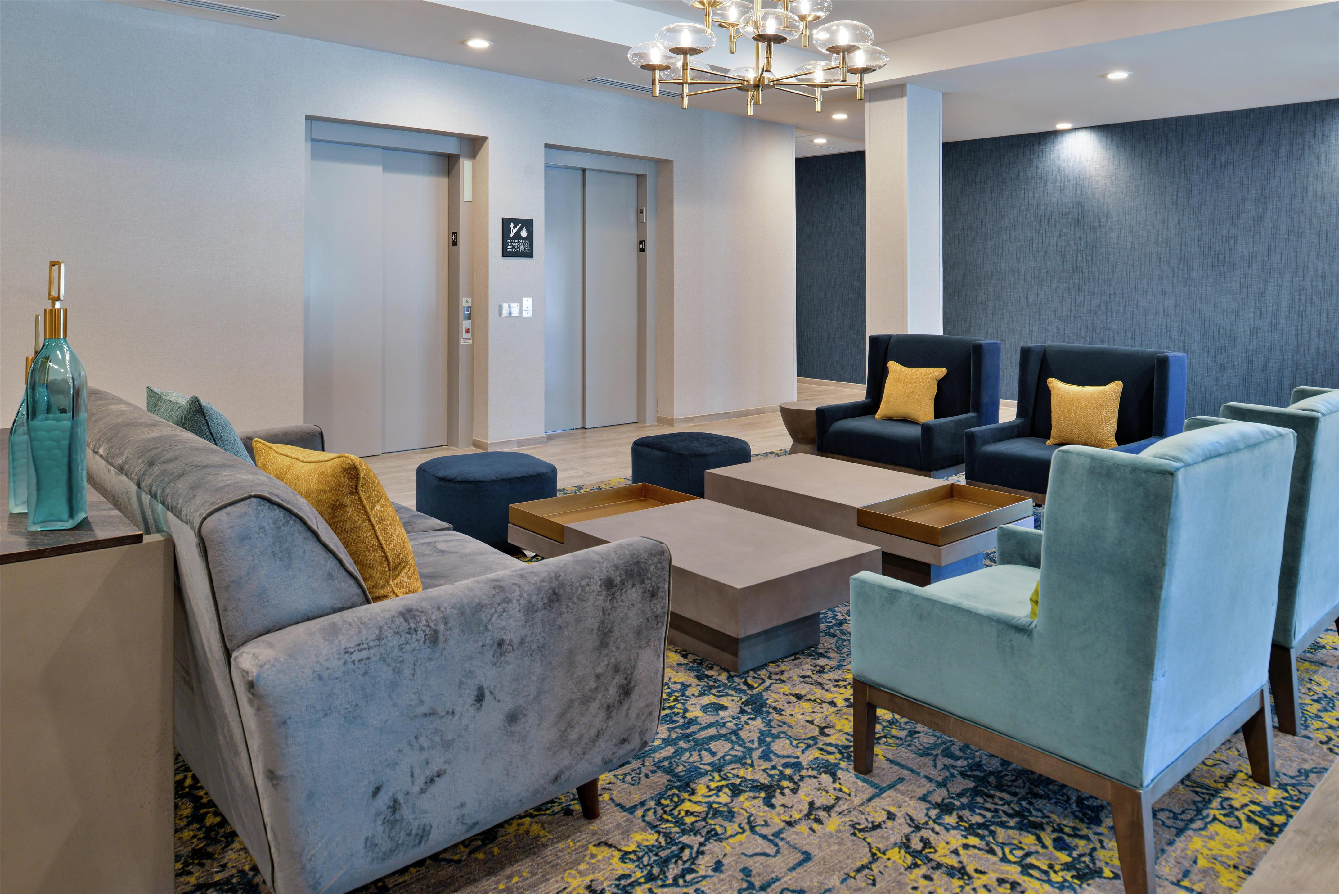 Lobby | Hampton Inn Cedar Falls Downtown