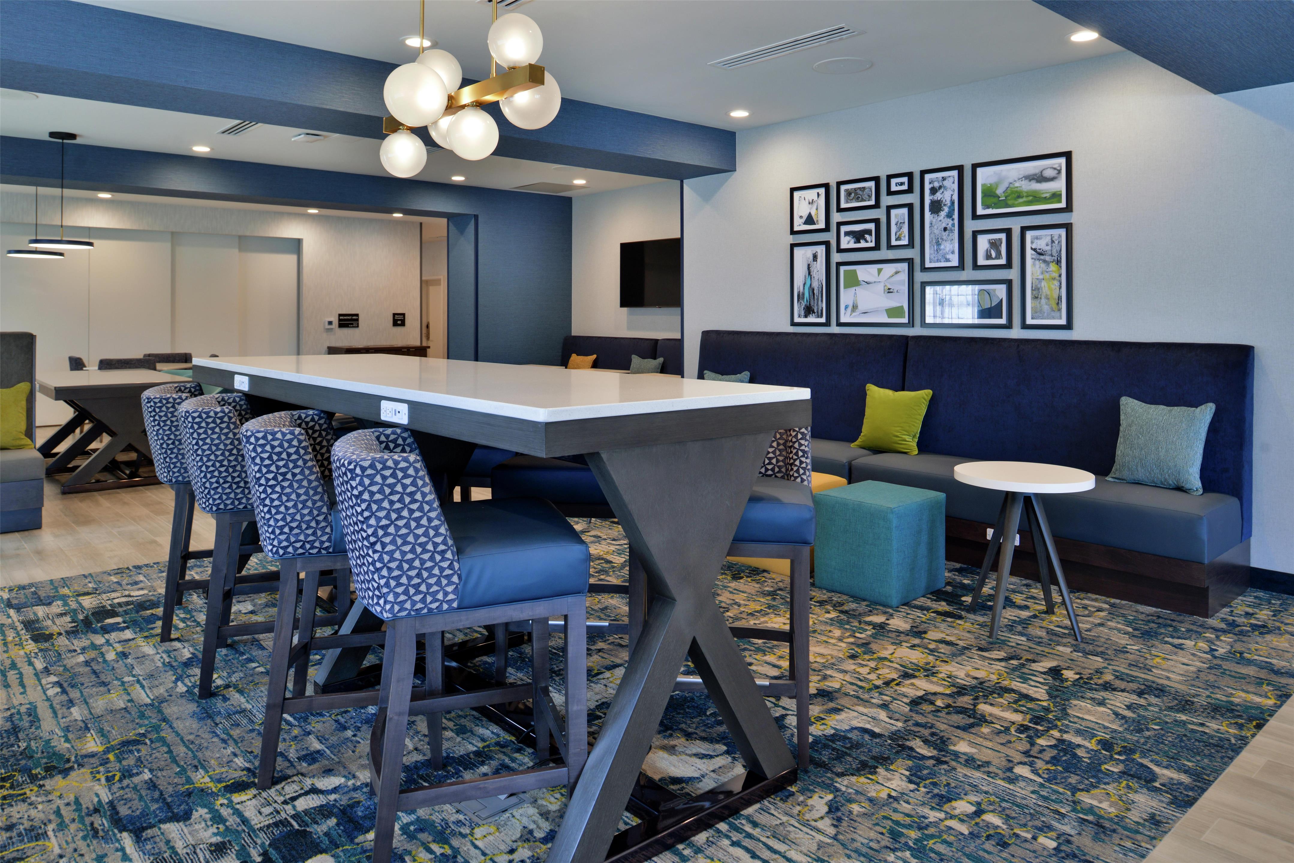 Breakfast Area | Hampton Inn Cedar Falls Downtown