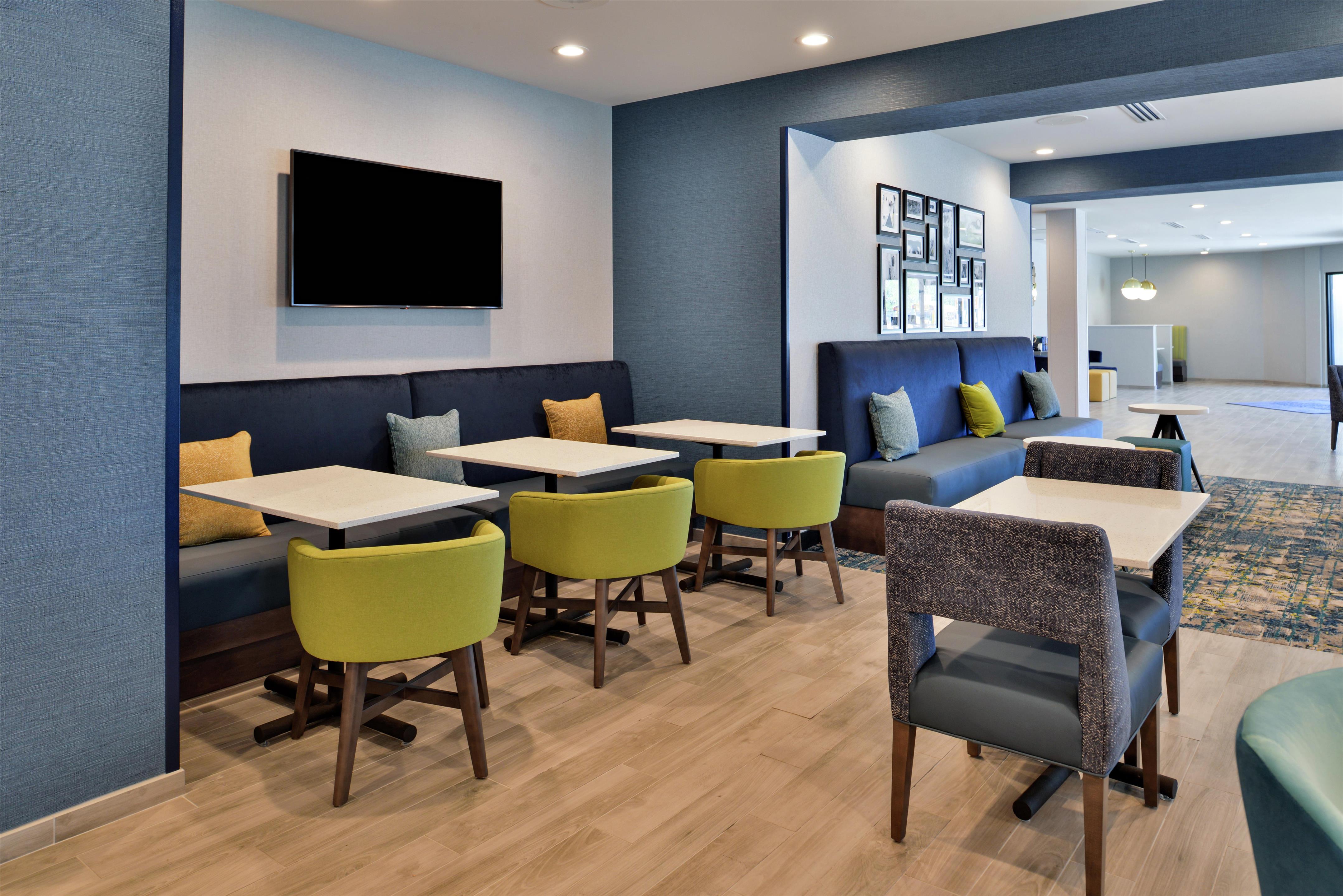 Breakfast Area | Hampton Inn Cedar Falls Downtown