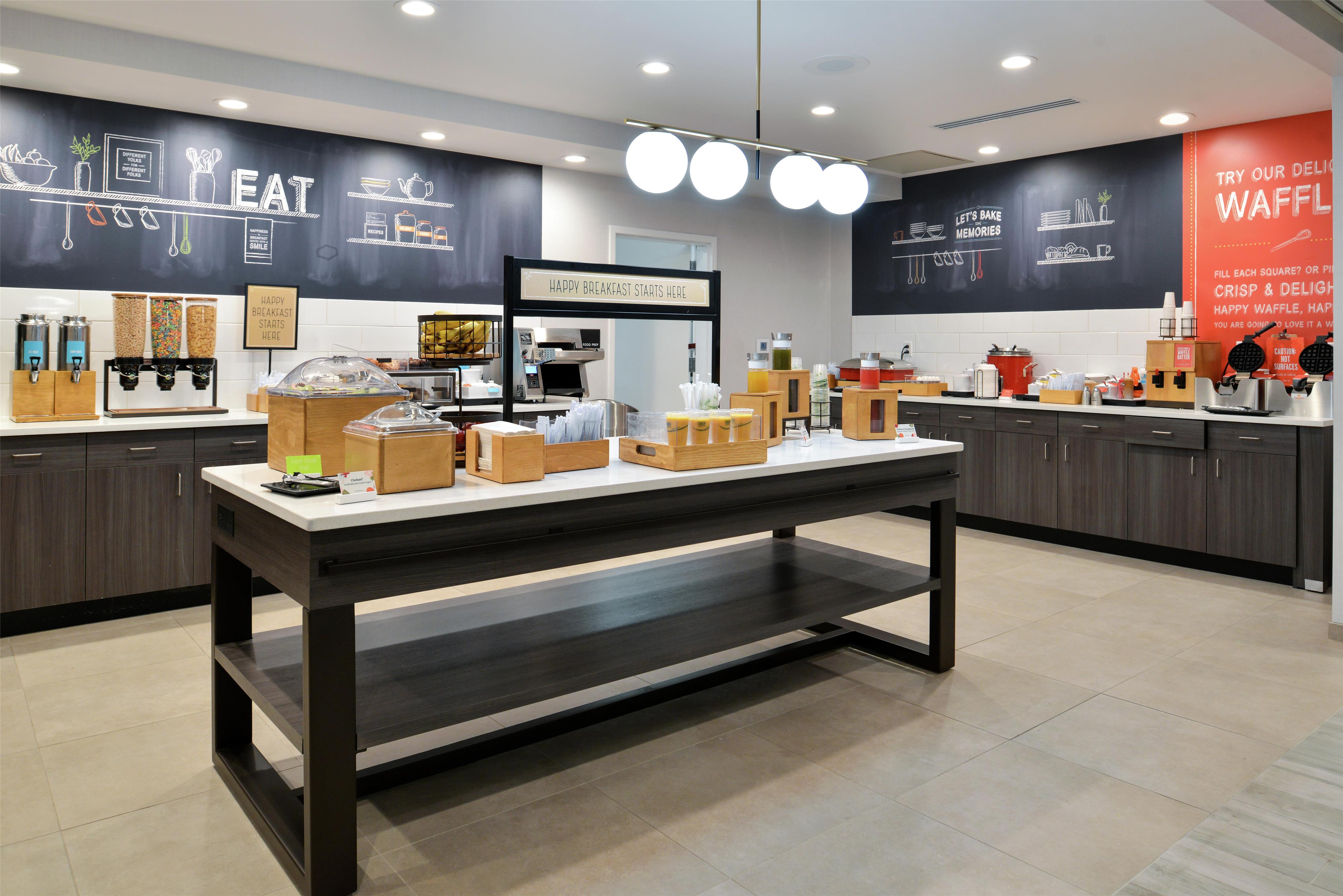 Breakfast Area | Hampton Inn Cedar Falls Downtown